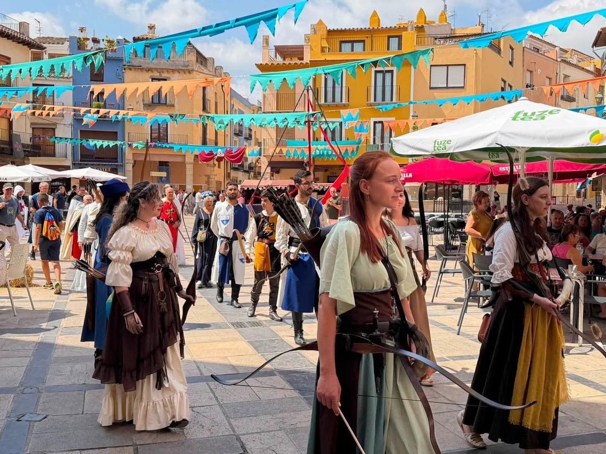 Los pasacalles han formado parte de la programación de la feria medieval de la capital de l'Alt Maestrat.