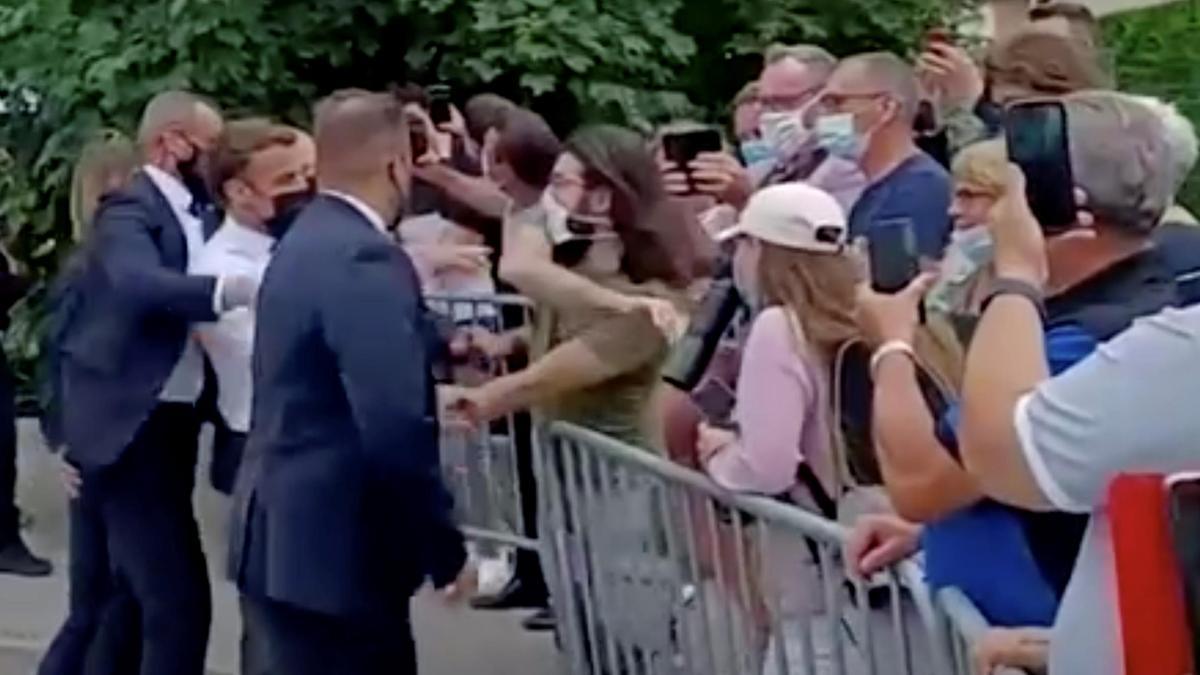 Momento de la agresión al presidente francés, Emmanuel Macron.