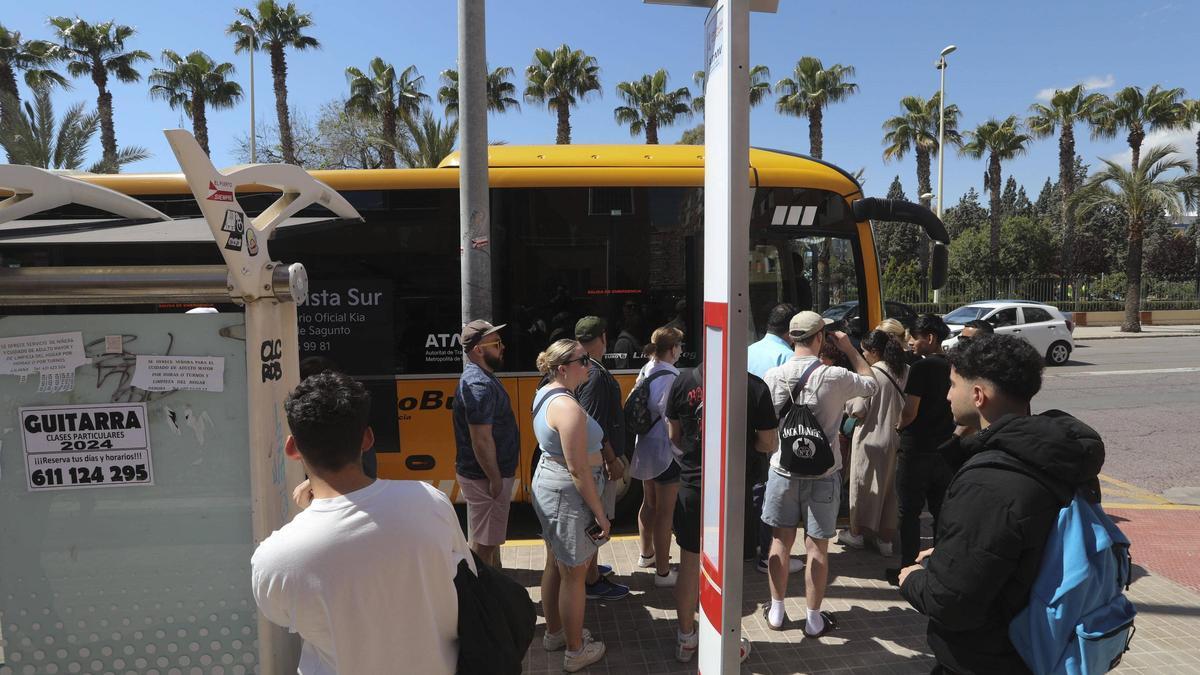 Usuarios del Port de Sagunt subiedno al autobús dirección València.