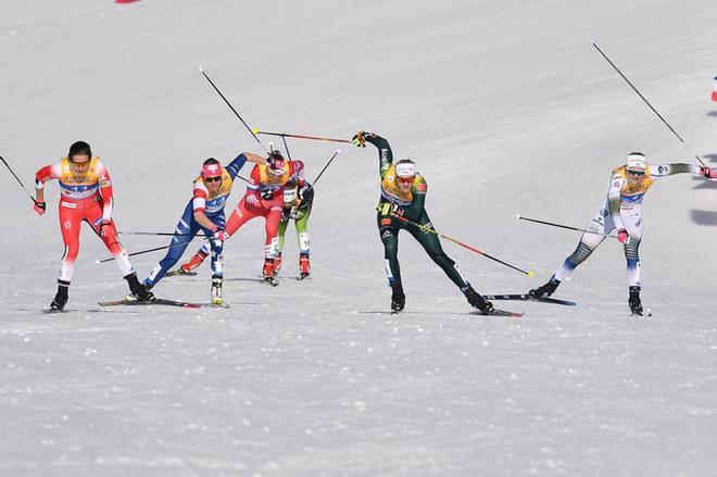 (Izq - der) Tiril Udnes Weng, Sadie Bjornsen, Natalia Matveeva, Alenka Cebasek, Victoria Carl y Maja Dahlqvist compiten en el sprint final de la prueba de esquí de fondo del Mundial de Esquí Nórdico en Seefeld, Austria.