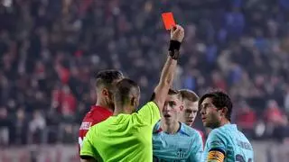 La UEFA designa al árbitro del Newcastle - Barça: mal precedente para los culés