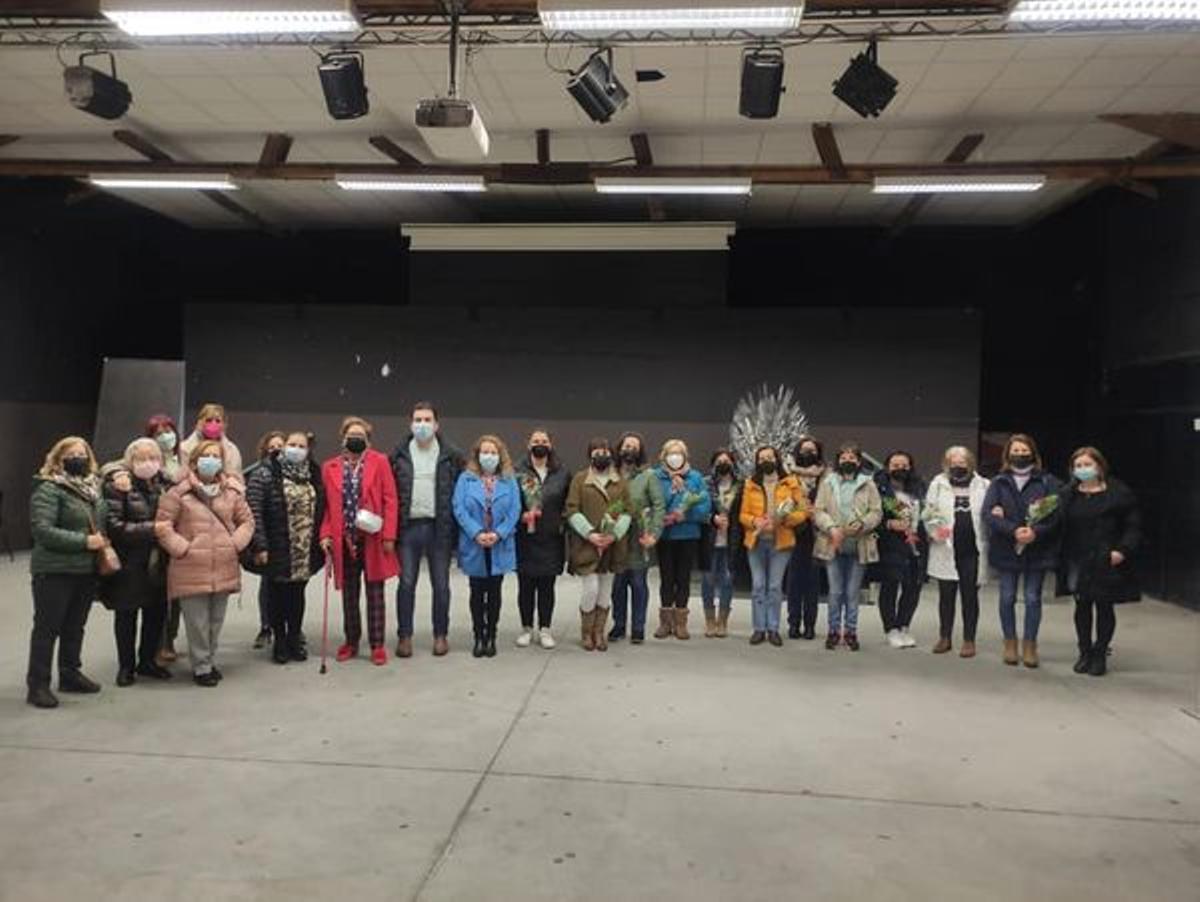 Parte de la corporación municipal junto a las trabajadoras del SAD de Salas, homenajeadas en el primer Encuentro de Mujeres del concejo en 2022