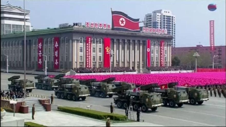 Desfile militar en Pyongyang en honor del fundador de Corea del Norte