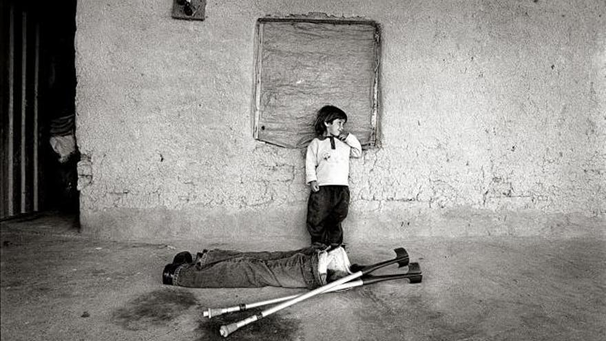 Fotografía del español Gervasio Sánchez, galardonada en la XXVI edición del Premio Internacional de Periodismo Rey de España, una instantánea de la serie "Vidas minadas, 10 años después", publicada en el suplemento "Magazine" del diario "La Vanguardia" y en el "Heraldo de Aragón" el 18 de noviembre de 2007, sobre el drama que sufren las personas mutiladas por las minas antipersonas.