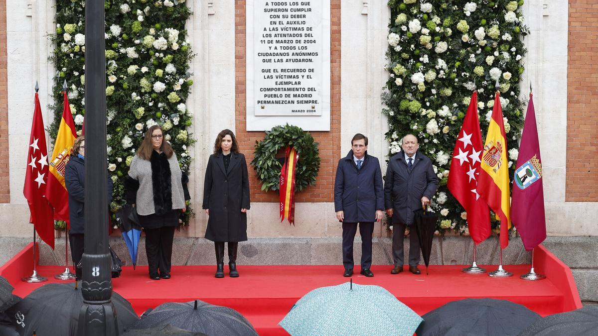 La presidenta de la Comunidad de Madrid, Isabel Díaz Ayuso, y el alcalde de la capital, José Luis Martínez-Almeida, con representantes de asociaciones de víctimas del terrorismo.