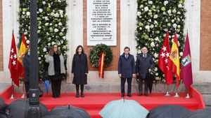 La presidenta de la Comunidad de Madrid, Isabel Díaz Ayuso (2d), y el alcalde de la capital, José Luis Martínez-Almeida (2i), colocan una corona bajo la placa conmemorativa a las víctimas de los atentados del 11 de marzo de 2004 en la fachada de la sede del Gobierno de la Comunidad de Madrid, este martes, cuando se cumplen 21 años del suceso. EFE/ J. P. Gandul
