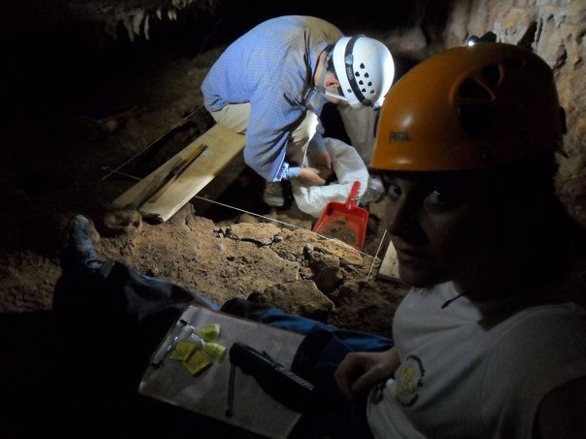 Arqueólogos trabajando en la excavación del yacimiento portugués.