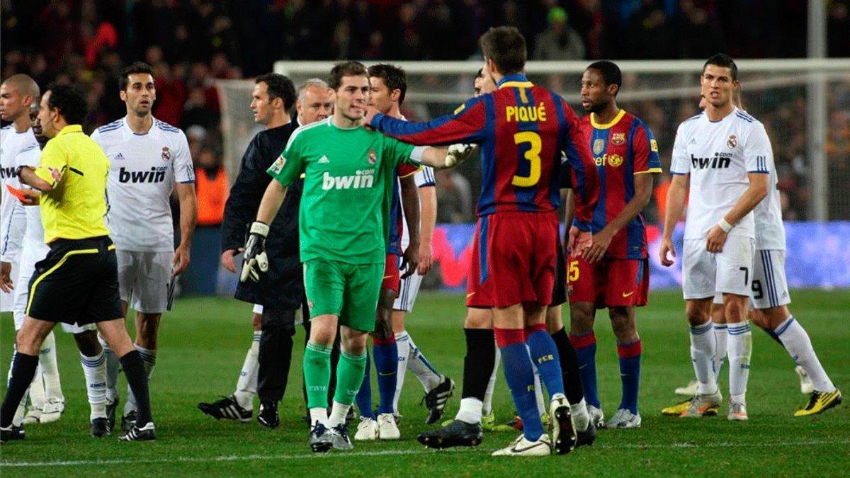 Piqué y Casillas discuten durante un Clásico en la época Guardiola-Mourinho