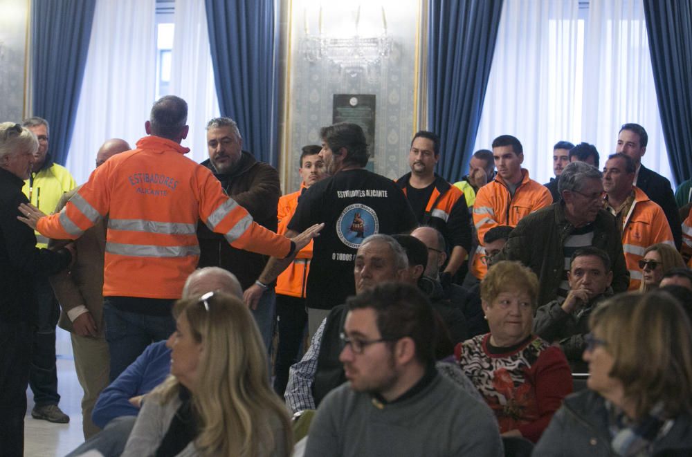 Los trabajadores del Puerto de Alicante interrumpen el pleno