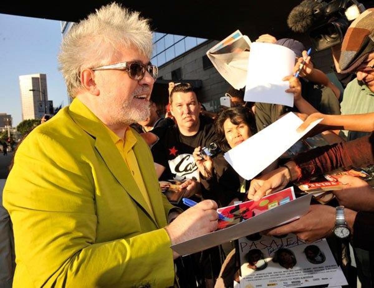 Pedro Almodóvar firmando autógrafos