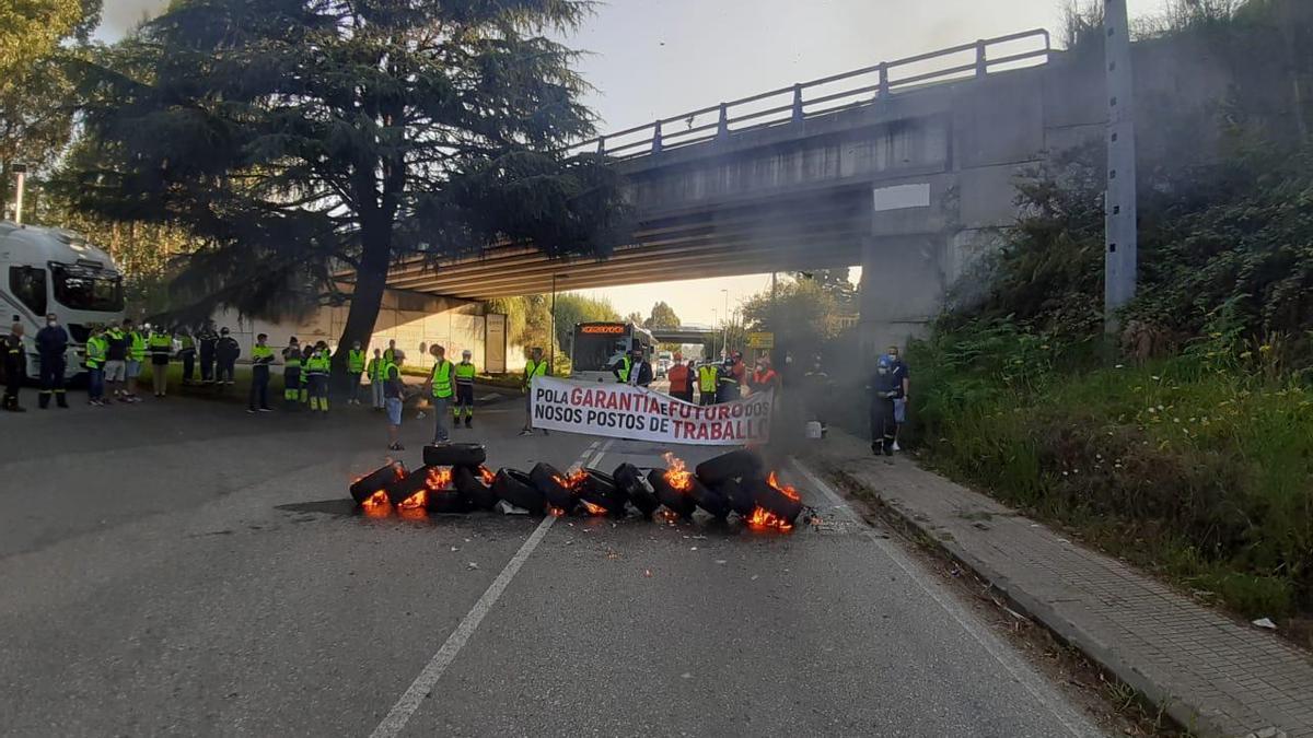 Trabajadores de Ence y auxiliares cortan el tráfico en los accesos a Pontevedra