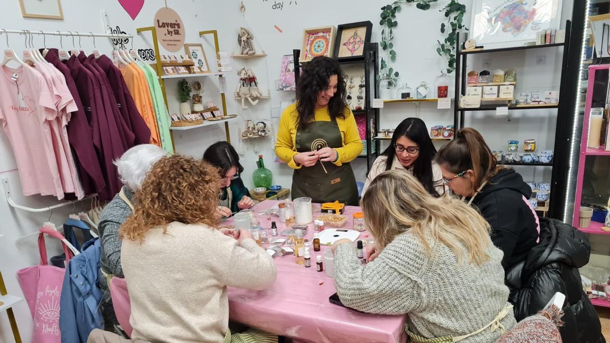 Eine kreativer Kerzenclub an einem Freitagabend im We Lovers Store in Palma.