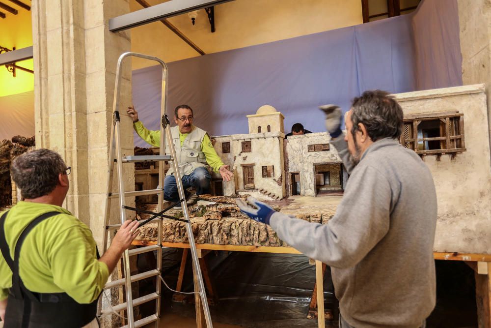 Instantes del montaje del belén en el Museo Sacro