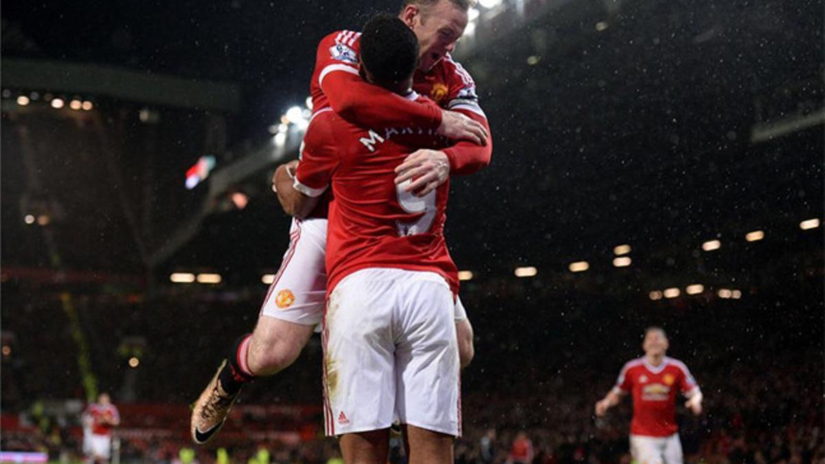 Rooney y Martial firmaron los goles del United ante el Swansea