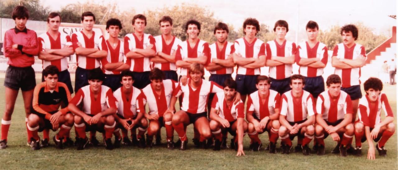 Un equipo del Alondras con Jaime Estévez Gómez, primero por la izquierda en la fila de futbolistas agachados.