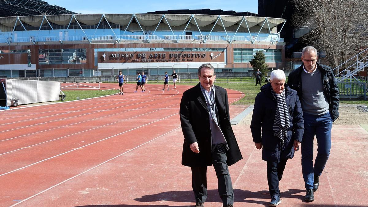 El alcalde, Abel Caballero y el concejal de Deportes, Manel Fernández, durante su visita a las pistas de atletismo de Balaídos