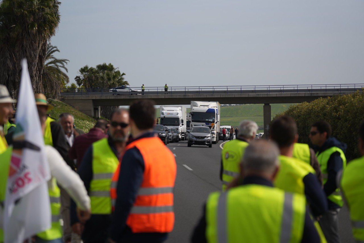 Los agricultores cordobeses vuelven a cortar la A-4 en una nueva protesta por la situación del campo