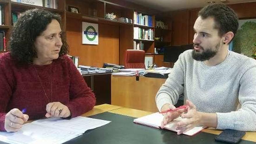 Representante de Libera Galicia con la directora xeral.  // FdV