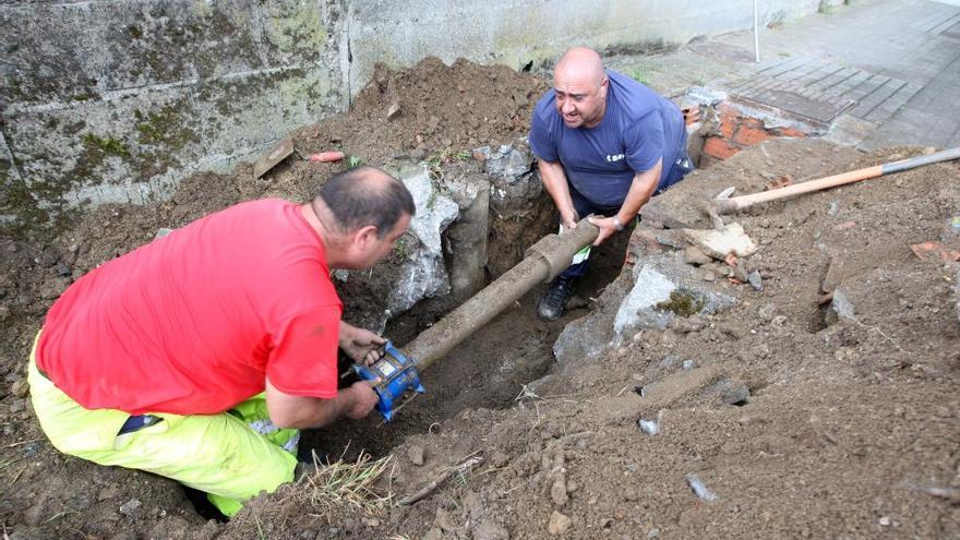 Operarios del Concello, esta mañana, subsanando la nueva rotura de la tubería en la traída de Fernando Conde. // Bernabé / Cris M.V.