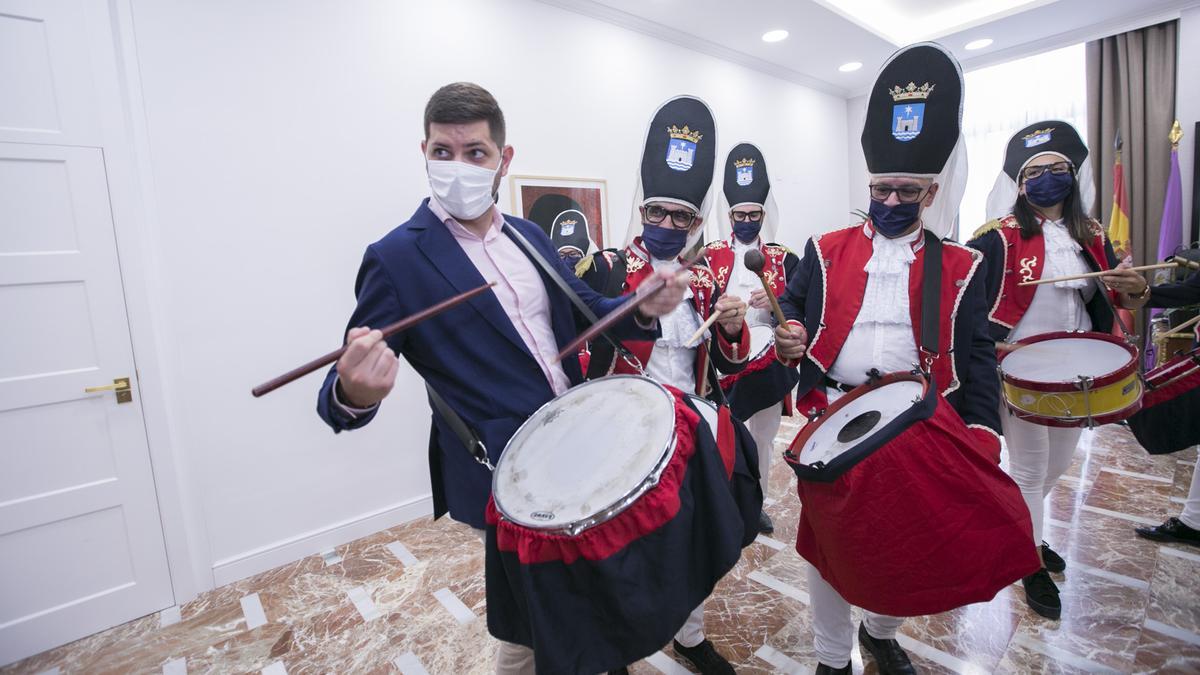 El Tio de la Porra de Gandia da la bienvenida a las fiestas