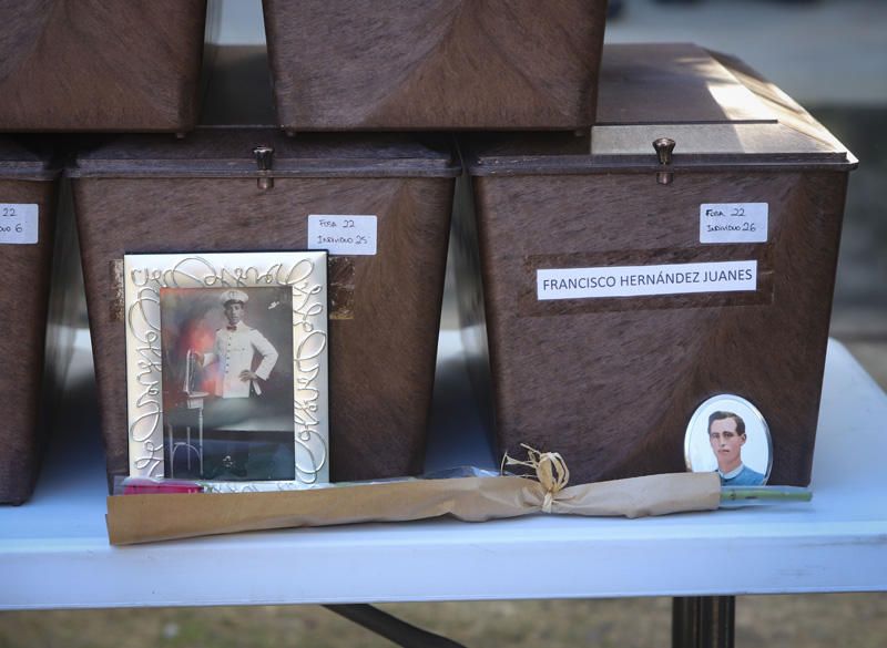 Entrega de los restos de los fusilados por el franquismo a sus familiares, en Paterna