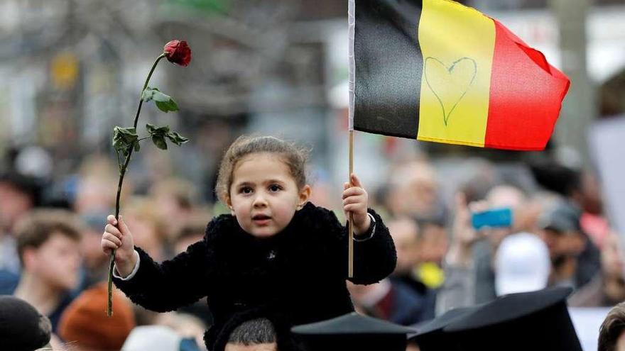 Una niña, en la concentración del primer aniversario de los atentados. // Reuters