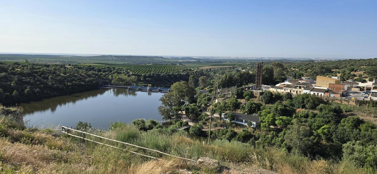 Vista general del centro de multiaventura que han creado en Hornachuelos, el municipio que acoge el almacén de baja y media radioactividad