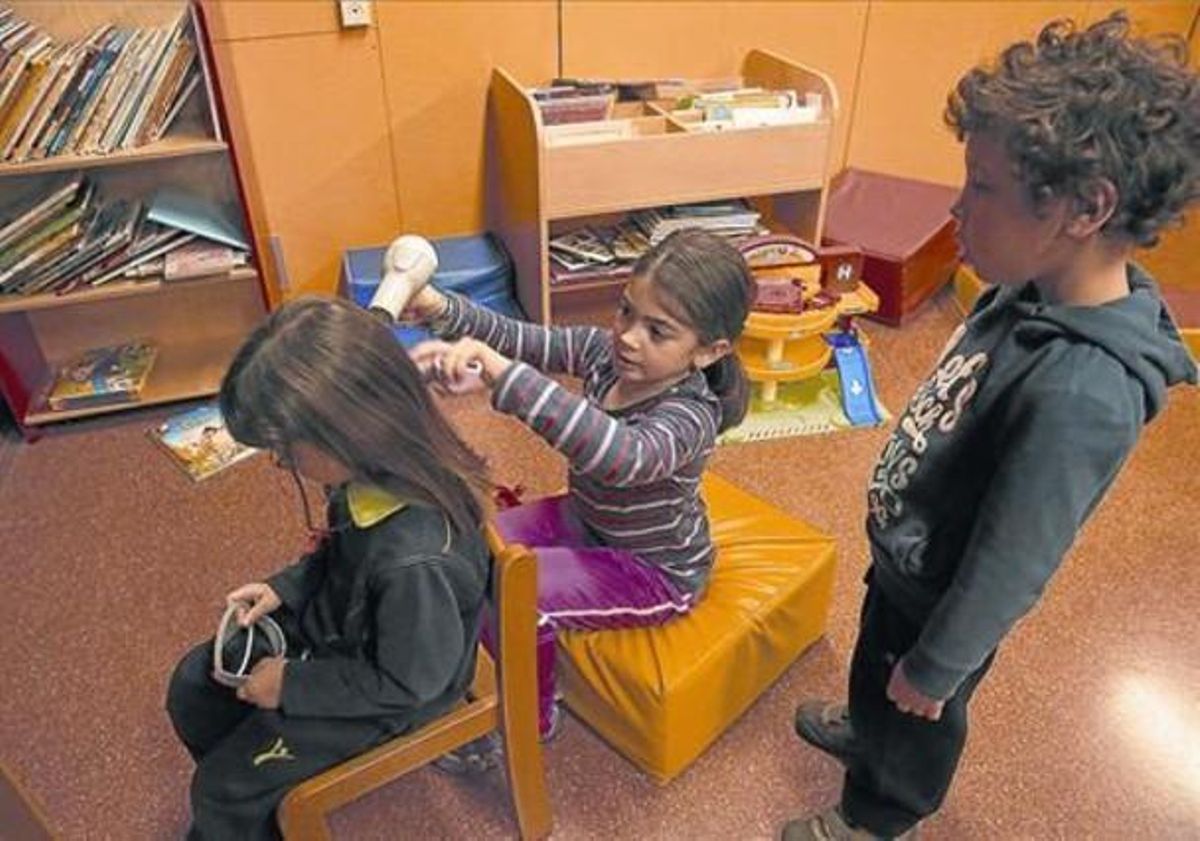 Diversió 8 Uns nens juguen a la ludoteca, organitzada pel Casal Infantil de Cotxeres Borrell.