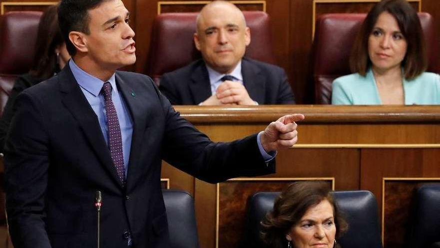 Pedro Sánchez interviene ayer en la sesión de control al Gobierno en el Congreso. // Efe
