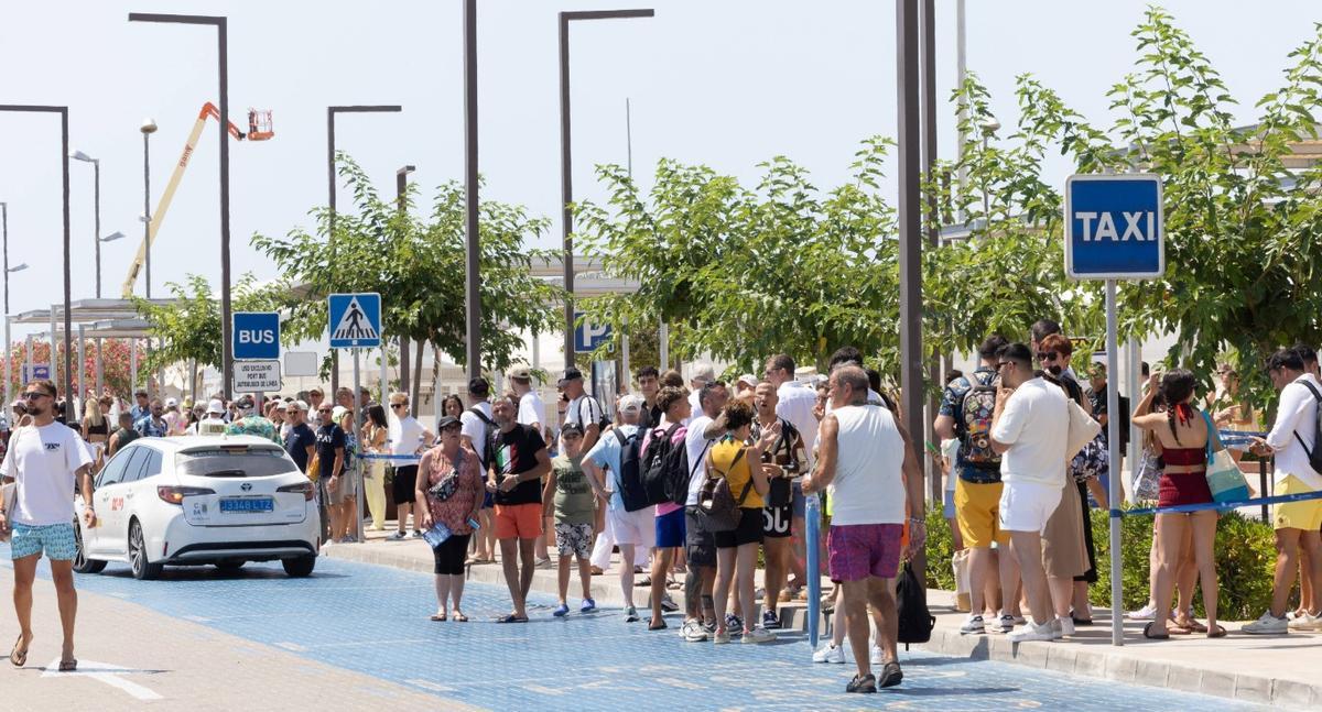 Cruceristas en el puerto de es Botafoc de Ibiza este verano.