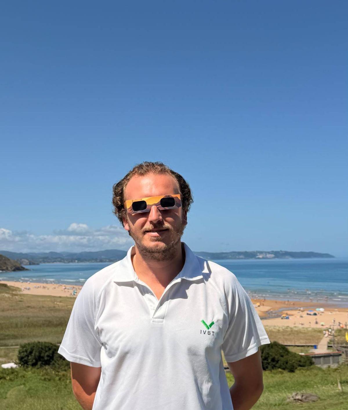 Carlos Iglesias, veterinario asturiano, con sus gafas del eclipse