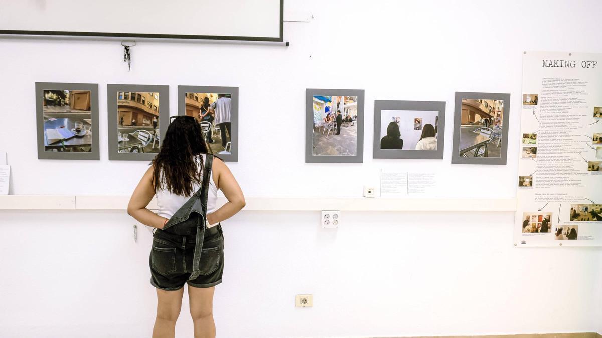 Una de las internas observa la exposición ‘Mirada creuada’, expuesta en el Centro Penitenciario de Palma durante mes y medio.