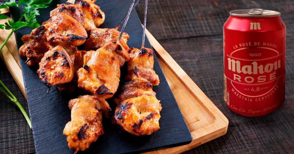 Brochetas de pollo con salsa de yogur