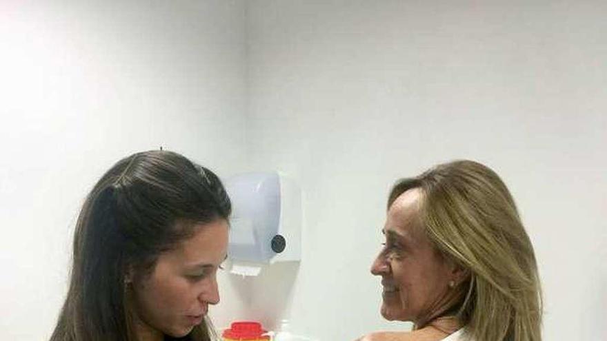 María Pía Giménez es vacunada contra la gripe.