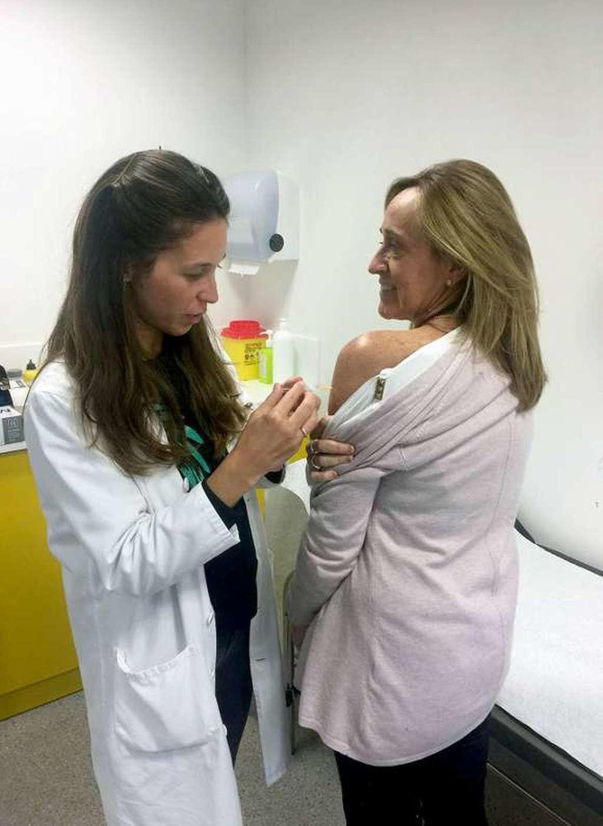 María Pía Giménez es vacunada contra la gripe.