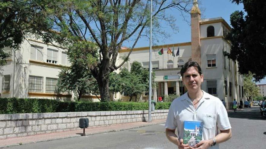 David Delange, con su libro, delante del IES La Rosaleda hace unos días.