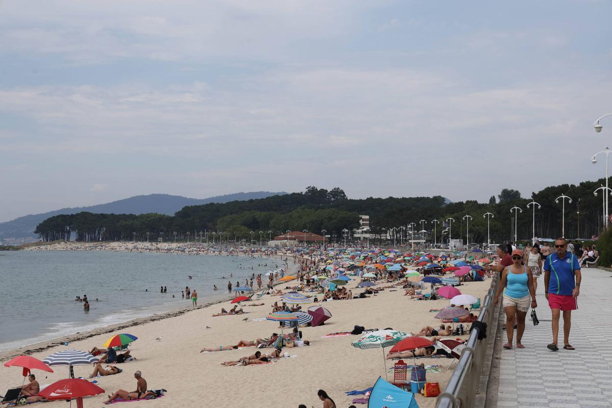 Vigo, Samil. Gente en la playa Vigo, Samil. Gente en la playa