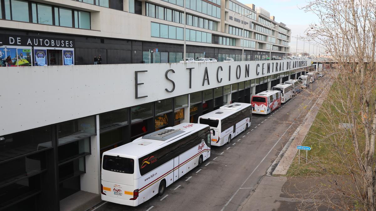 Fila de autobuses ante la estación de Delicias.