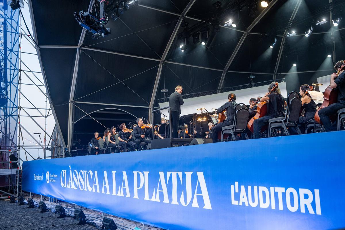 La Orquesta Sinfónica de Barcelona y Nacional de Cataluña (OBC), dirigida por Ludovic Morlot, presenta en una nueva edición de "Clàssica a la platja"