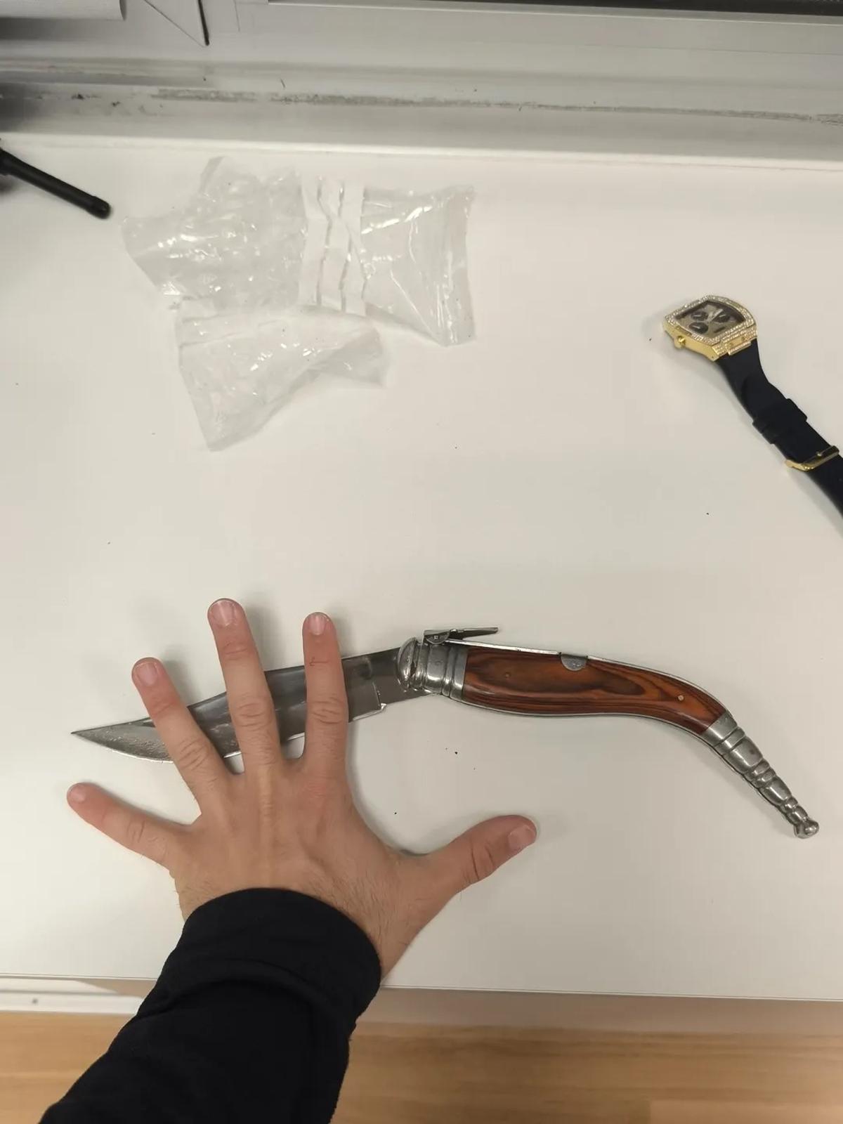 La policia local de Martorell va requisar algunes de les navalles dels participants a la baralla