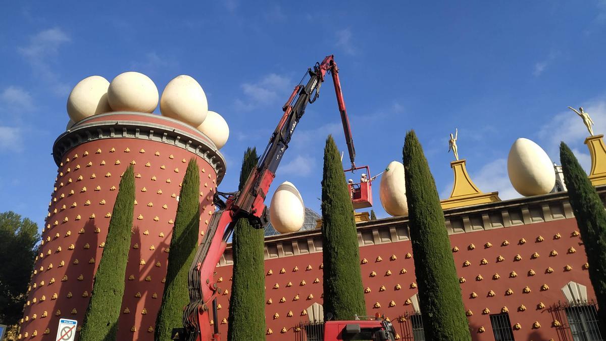 Els operaris durant l&#039;operació de neteja a la Torre Galatea