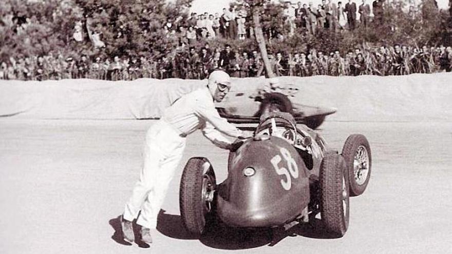 Julio González-Pola, junto a su Ferrari, durante su intervención en el Gran Premio Peña Rhin, disputado en Pedralbes en 1948.