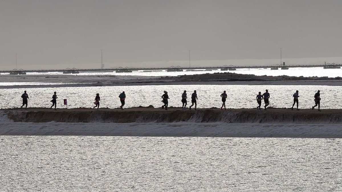 Ein Bokek (Israel), 07/02/2025.- Corredores en acción en el punto de partida de la 6ª Maratón del Mar Muerto en Ein Bokek, el Mar Muerto cerca de la frontera entre Israel y Jordania, Israel, el 07 de febrero de 2025. Según los organizadores, alrededor de 8.000 corredores participaron en la 6ª Maratón del Mar Muerto (Maratón, Jordania) EFE/EPA/ABIR SULTAN