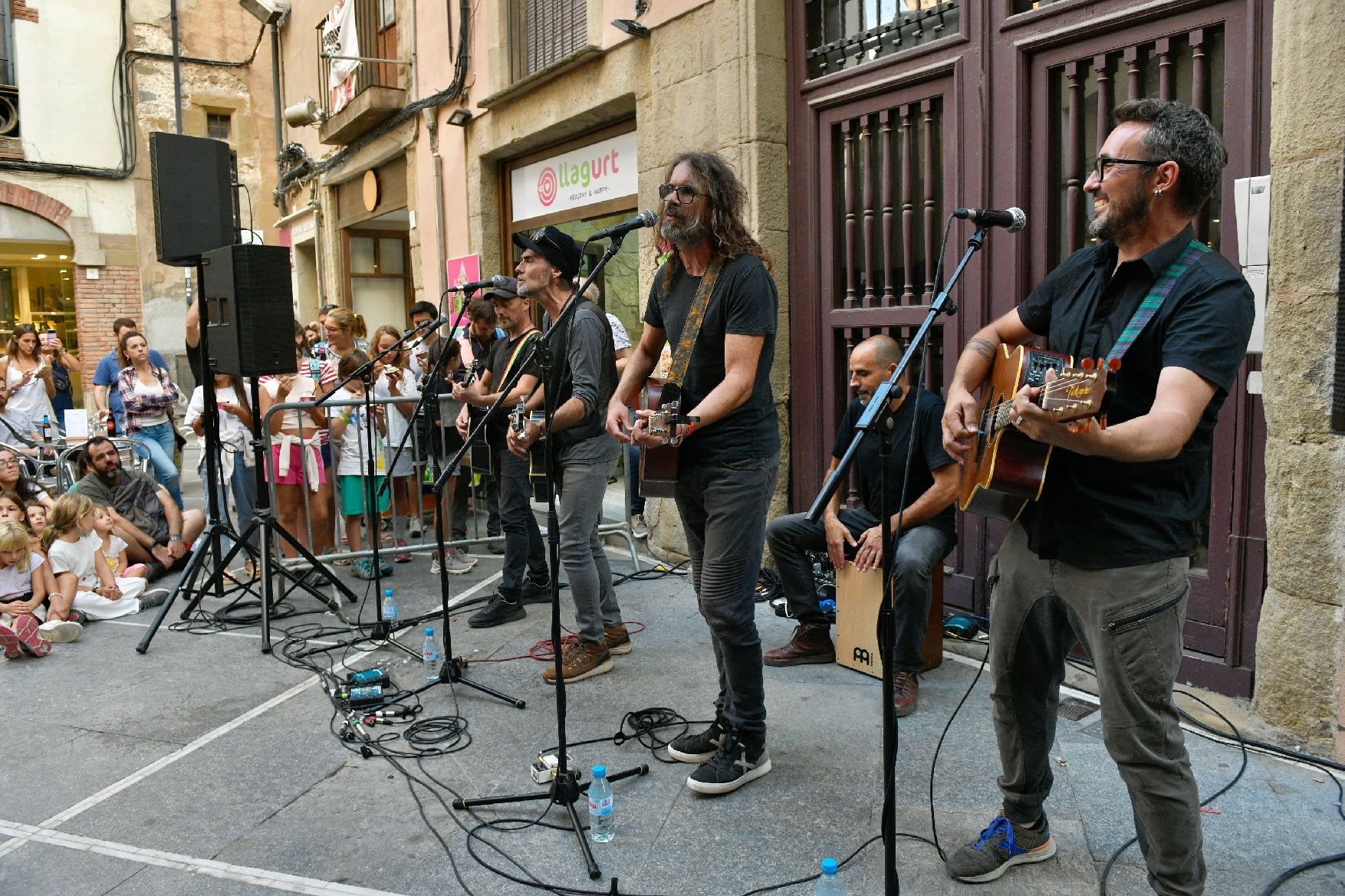 Així ha estat el retorn de Gossos en un concert sorpresa a Vic