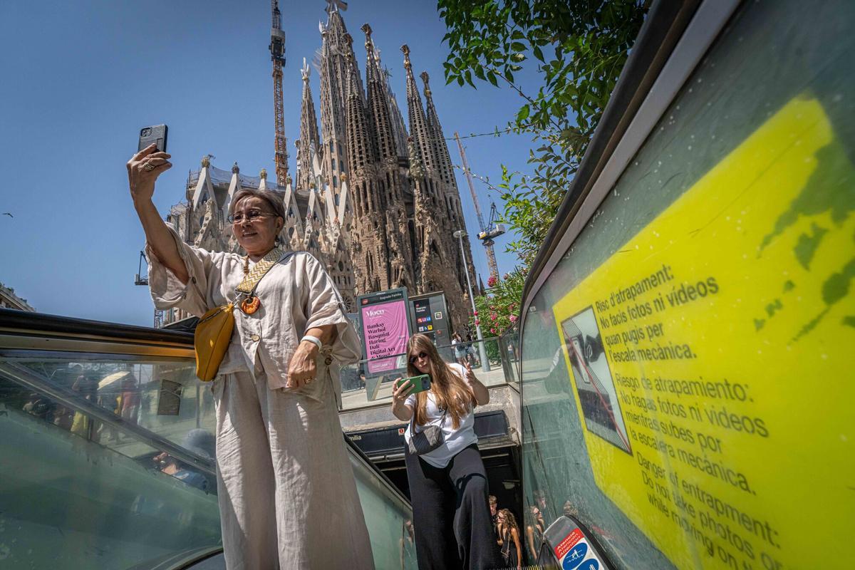 La escalera mecánica de la Sagrada Família es un incesante desfile de posados temerarios y 'selfies' prohibidas La escalera mecánica de la Sagrada Família es un incesante desfile de posados temerarios y 'selfies' prohibidas