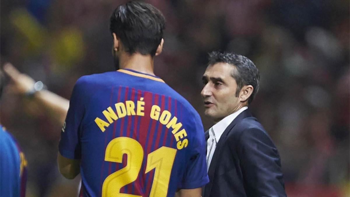 André Gomes recibe instrucciones de Ernesto Valverde en el Girrona-Barça de la Liga 2017/18