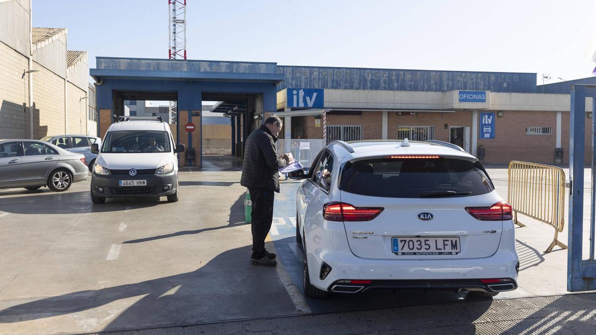 Coches prestos a pasar la ITV en Vara de Quart, en una imagen de archivo