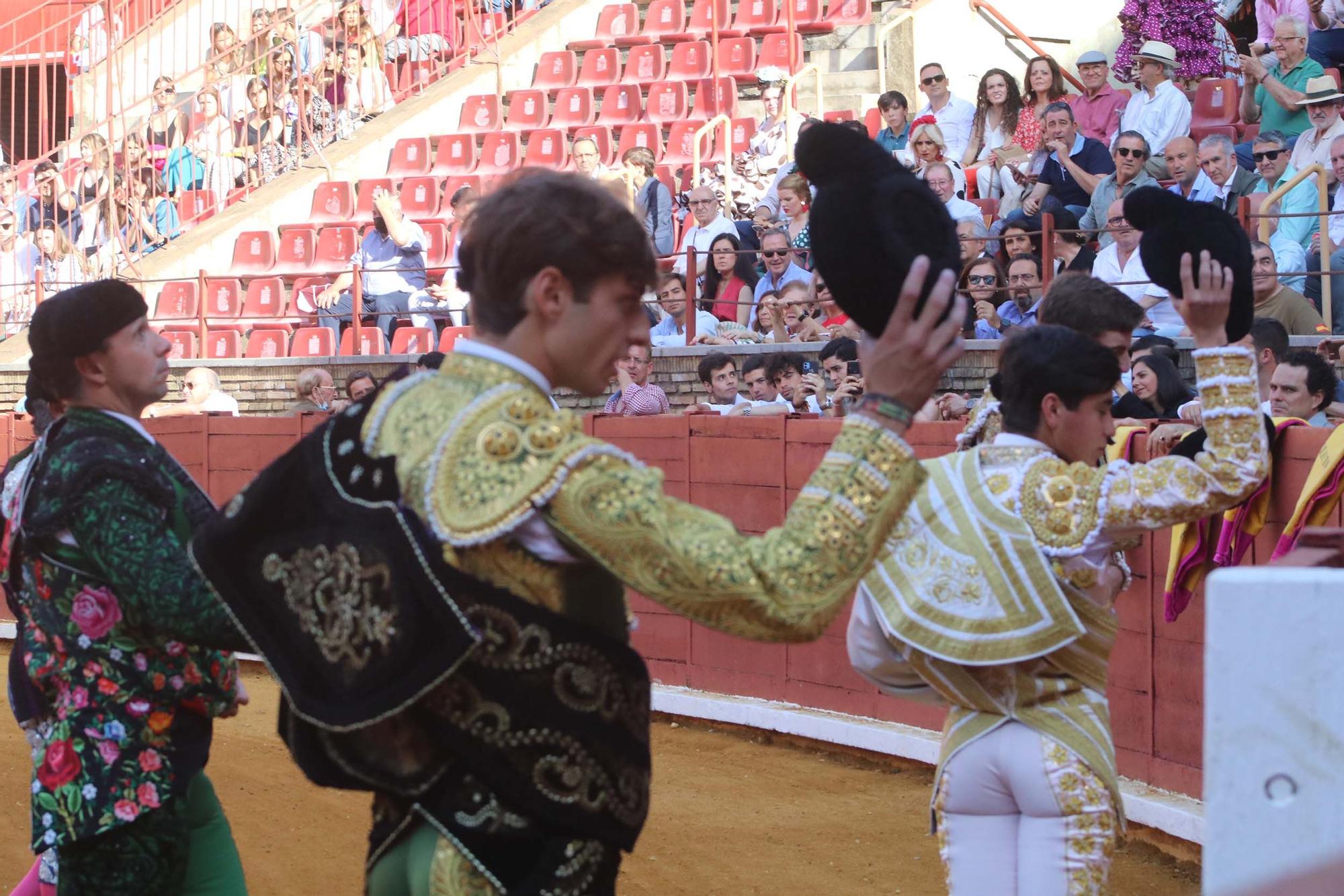 Los aficionados en el último espectáculo taurino de la Feria