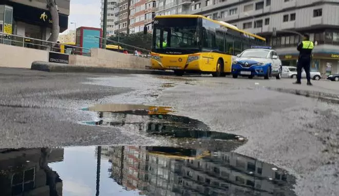 Cierran la Plaza España por el derrame del gasoil de una guagua en la vía