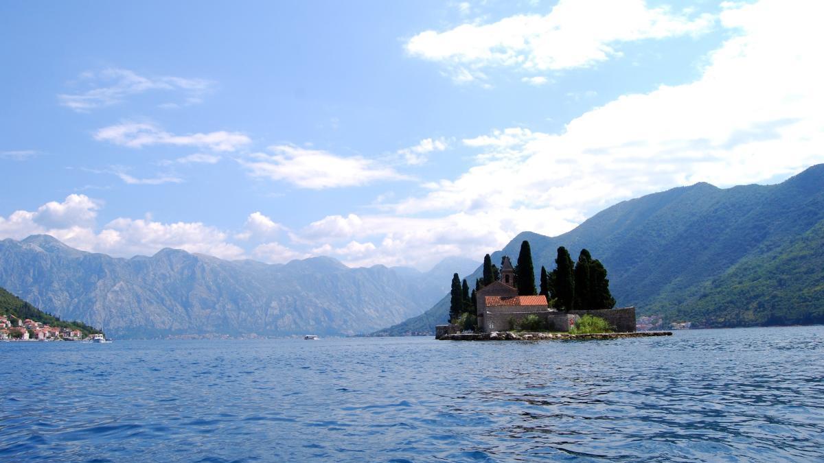 Bahía de Kotor: Cipreses entre las nubes